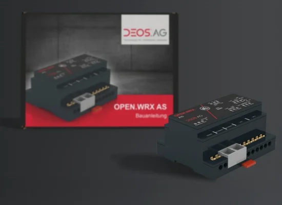 Ein Klemmbausteinmodell eines schwarzen elektronischen Gerätes mit der Aufschrift OPEN.WRX AS steht vor seiner Verpackungsschachtel, auf der das gleiche Gerät und das Logo der DEOS AG auf grauem Hintergrund abgebildet sind.