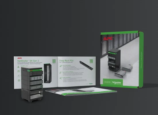 Ein Verpackungskarton eines Klemmbaustein-Modells von APC by Schneider Electric, darunter ein Modell eines Server-Rack-Modells, Produktbroschüren und eine Box, alles vor einem dunklen, minimalistischen Hintergrund.