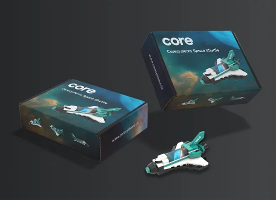 Zwei Core Systems Space Shuttle Spielzeugboxen mit einem kleinen Shuttle-Klemmbaustein-Modell auf der Vorderseite. Die Schachteln zeigen ein illustriertes Raumschiff, den Markenkern und einen Weltraumhintergrund mit Planeten und Sternen auf einer dunklen Fläche.